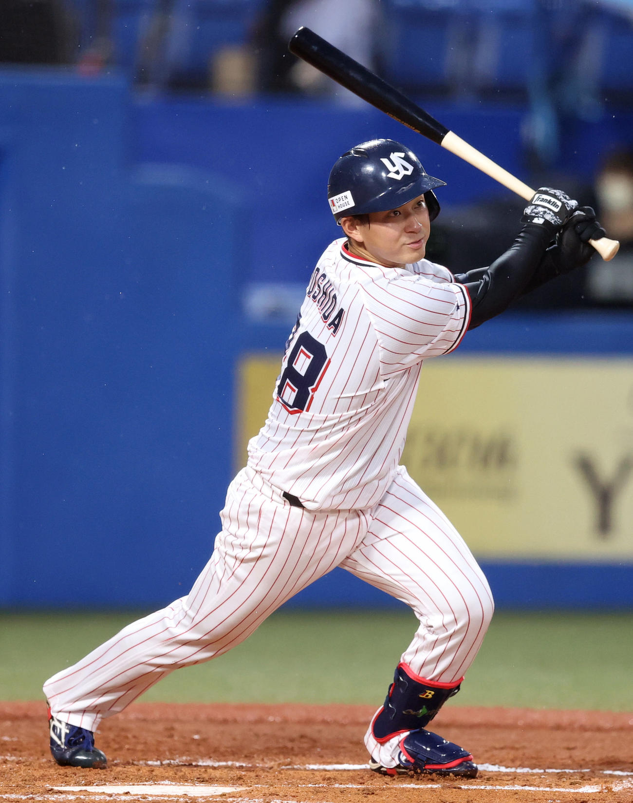ヤクルト対巨人　2回裏ヤクルト1死二、三塁、2点適時打を放つ吉田喜（撮影・狩俣裕三）