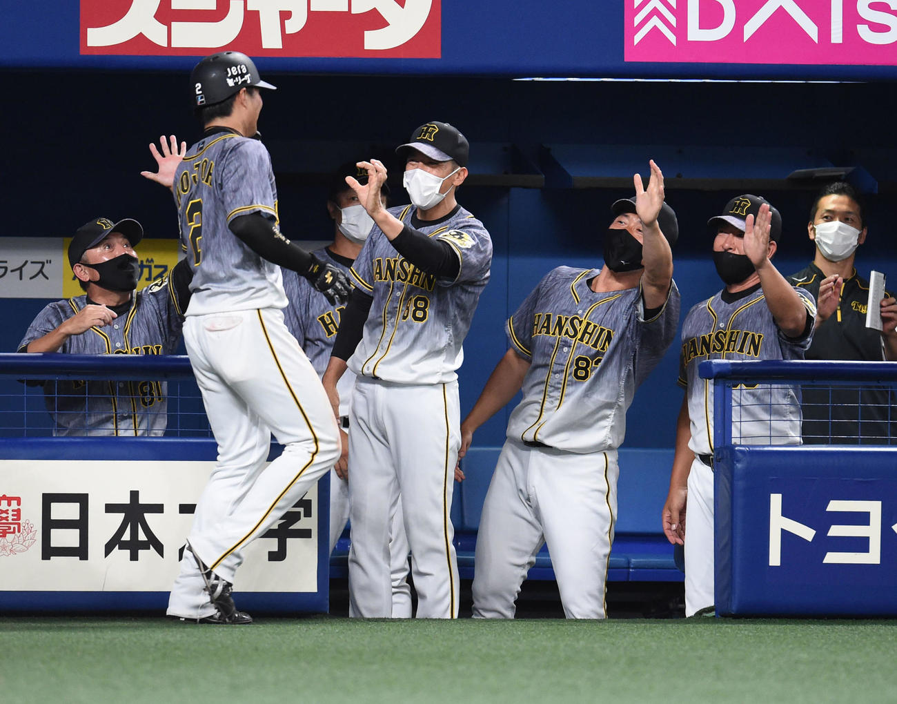 中日対阪神　7回表阪神1死二塁、サンズの中前適時打で生還した北條（左から2人目）を迎える矢野監督（中央）ら（撮影・森本幸一）