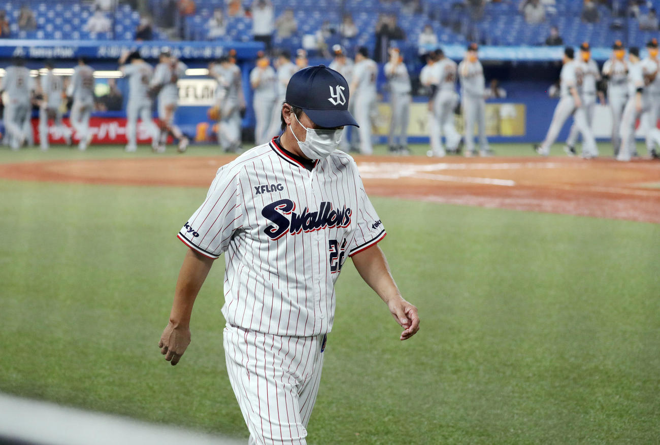 ヤクルト対巨人　引き分けに終わり、球場を引き揚げる高津監督（撮影・狩俣裕三）