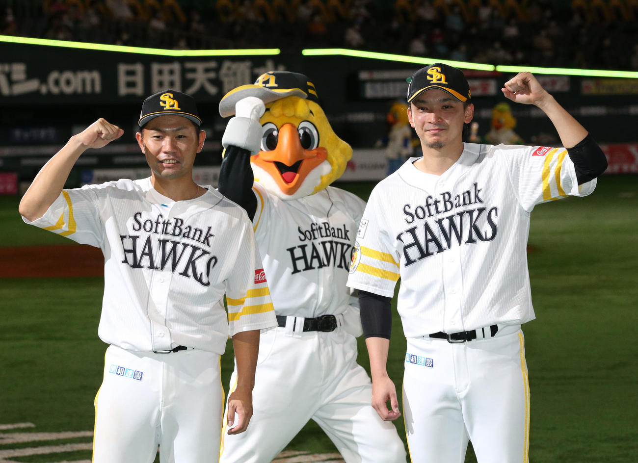 ソフトバンク対日本ハム　ヒーローになった中村晃（左）と東浜はガッツポーズ（撮影・梅根麻紀）
