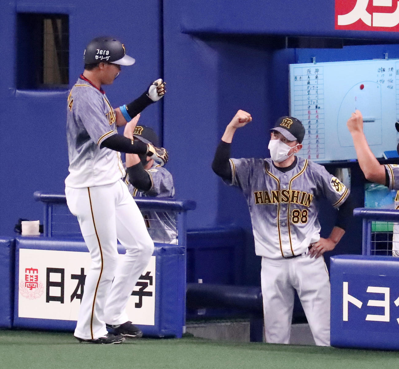 中日対阪神　4回表阪神無死、大山（左）は左越え本塁打を放ち矢野監督らとエアタッチ（撮影・加藤哉）
