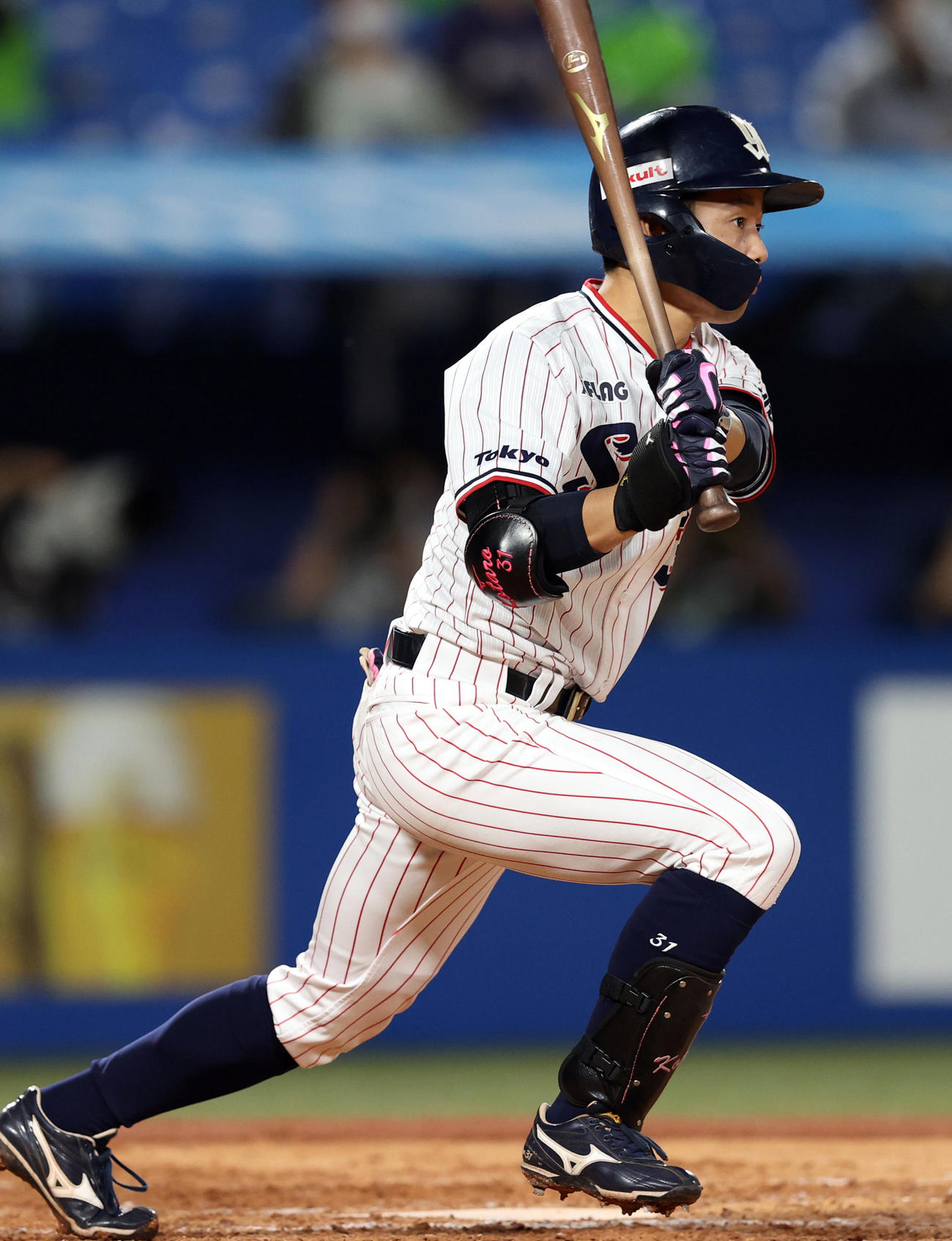 ヤクルト対巨人　5回裏ヤクルト2死一、二塁、右前打を放つ山崎。右翼手亀井の後逸で2点を奪う（撮影・狩俣裕三）