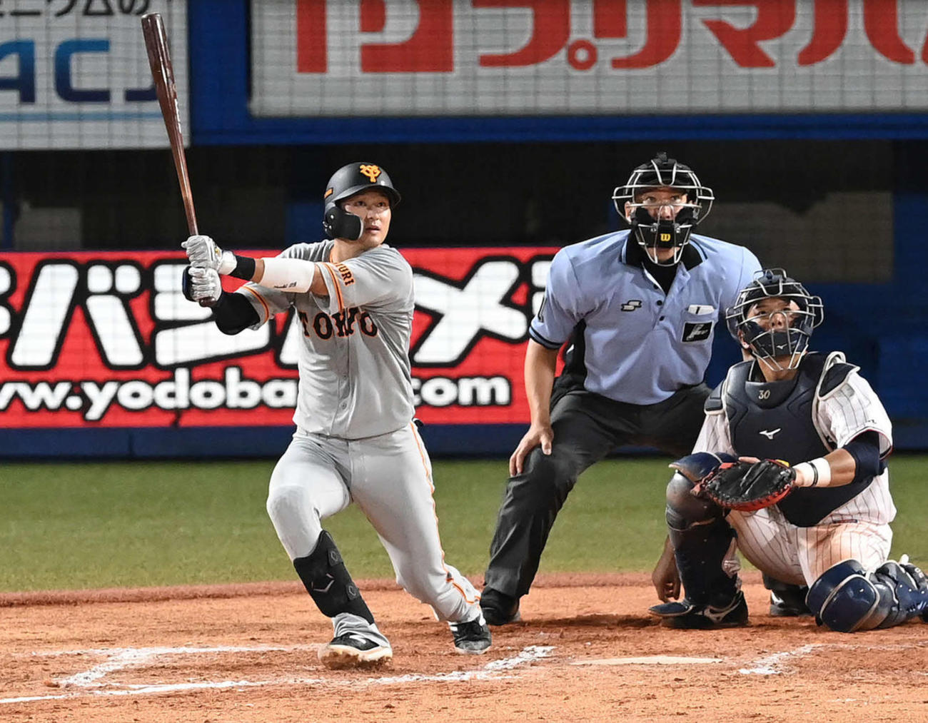 ヤクルト対巨人　8回表巨人無死、左越えソロ本塁打を放つ吉川尚。投手清水（撮影・鈴木みどり）