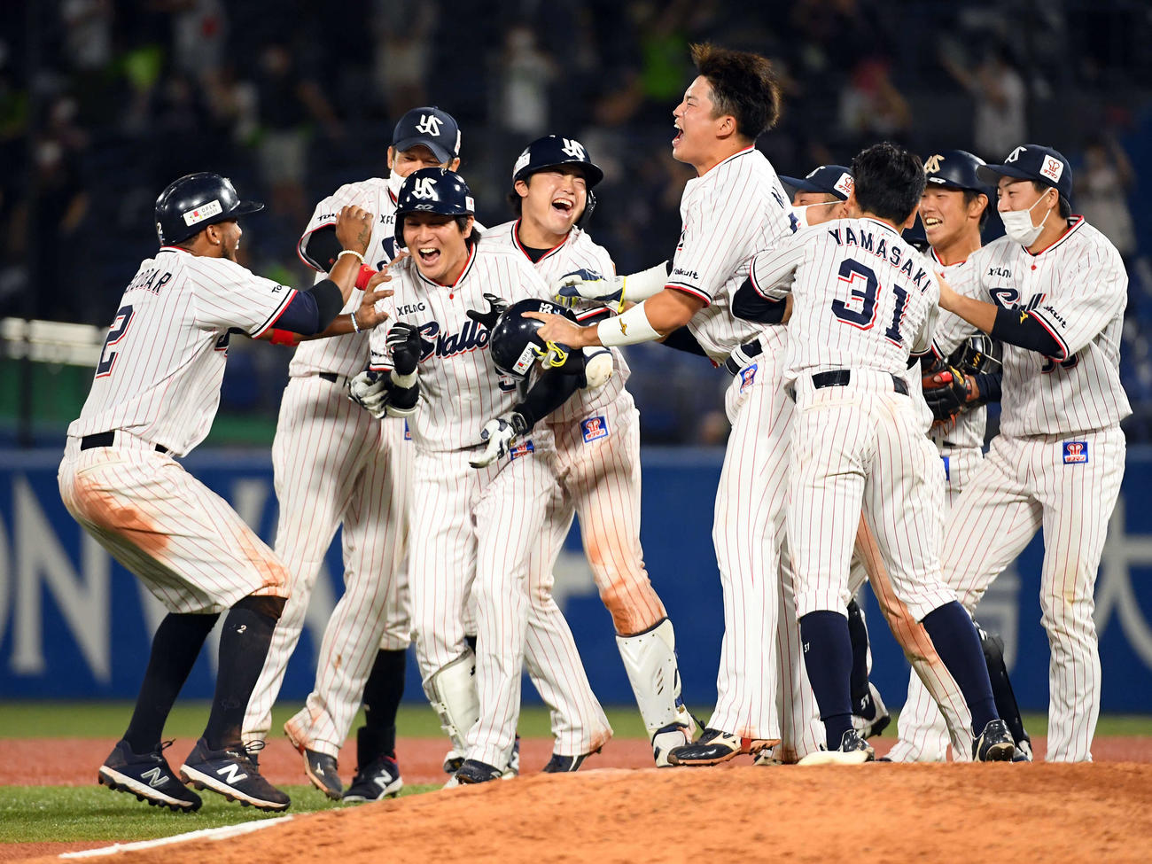 ヤクルト対巨人　9回裏ヤクルト1死満塁、代打川端慎吾がサヨナラ安打を放ちナインの祝福を受ける（撮影・たえ見朱実）