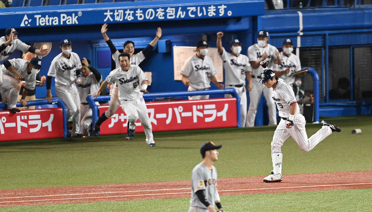 ヤクルト対巨人　9回裏ヤクルト1死満塁、サヨナラの左前適時打を放ちガッツポーズの川端（右手前）（撮影・鈴木みどり）