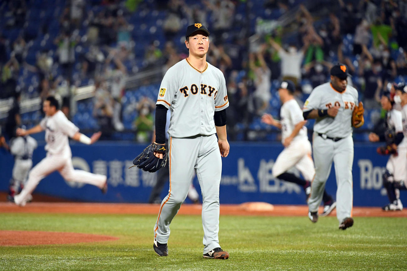 ヤクルト対巨人　9回裏ヤクルト1死満塁、代打川端にサヨナラ安打打たれ引き揚げる巨人中川（撮影・たえ見朱実）