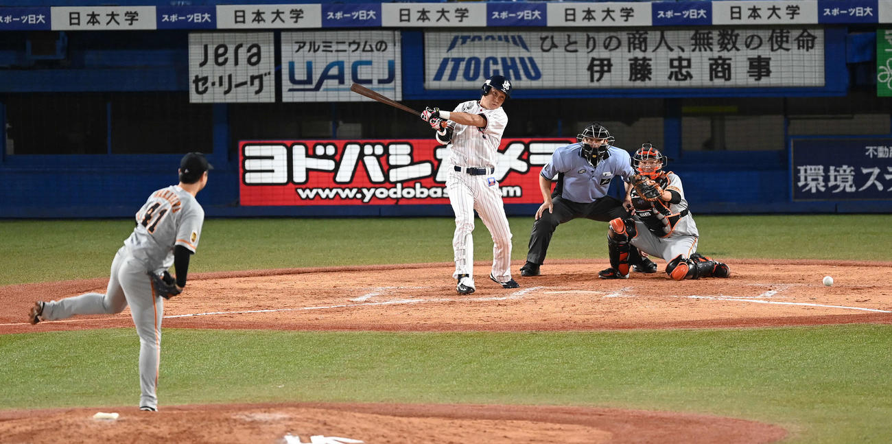 ヤクルト対巨人　9回裏ヤクルト1死満塁、サヨナラの左前適時打を放つ代打川端。投手中川（撮影・鈴木みどり）