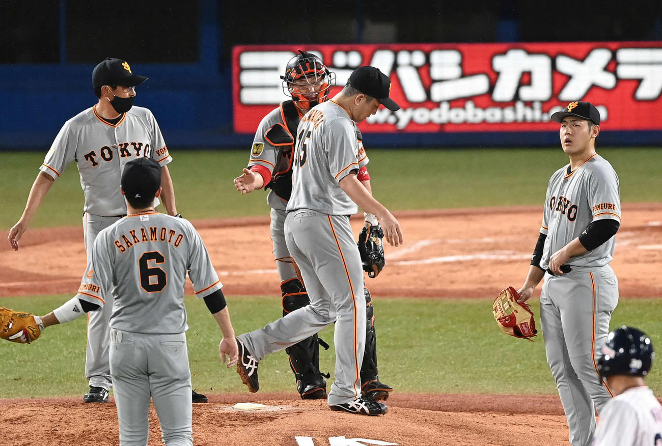ヤクルト対巨人　4回裏ヤクルト1死一、二塁、打者小川のバント球を炭谷が失策し満塁のピンチを招き、降板する沢村（中央）（撮影・鈴木みどり）