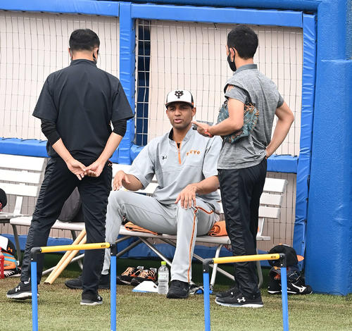 ヤクルト対巨人 試合前練習でのキャッチボール後、スタッフと話す巨人サンチェス(中央)(撮影・鈴木みどり)