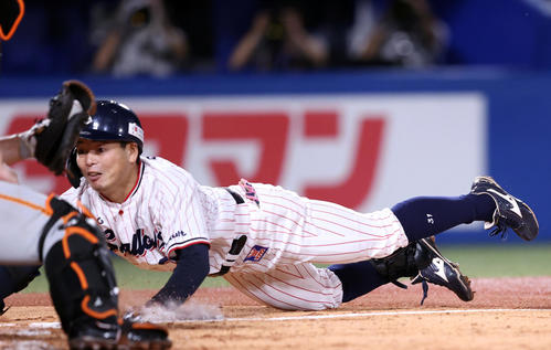 ヤクルト対巨人 5回裏ヤクルト2死一、二塁、右前打を放ち、右翼手亀井の後逸で本塁へ滑り込む山崎だが、惜しくもアウトとなる(撮影・狩俣裕三)