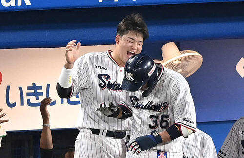 ヤクルト対巨人 6回裏ヤクルト無死、右越えソロ本塁打を放った広岡(中央手前)を笑顔で迎える村上(撮影・鈴木みどり)