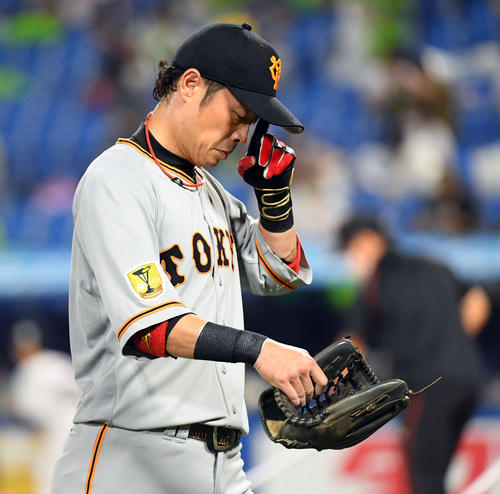 ヤクルト対巨人 5回裏、守備でミスした巨人亀井善行は渋い表情でベンチに戻る(撮影・たえ見朱実)