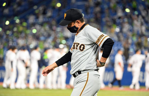 ヤクルト対巨人 ヤクルトにサヨナラ負けを喫し、肩を落としグラウンドを後にする巨人原監督(撮影・たえ見朱実)