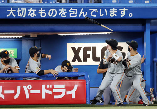 ヤクルト対巨人 7回裏ヤクルト1死、エスコバーの折れたバットをよける巨人の選手たち(撮影・狩俣裕三)
