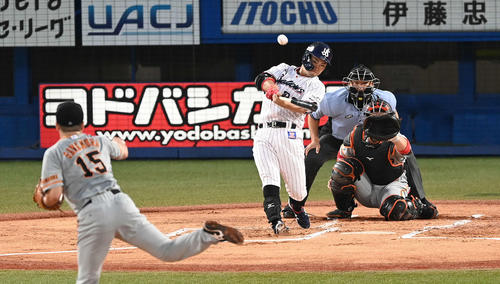 ヤクルト対巨人 1回裏ヤクルト1死二塁、右越え2点本塁打を放つ青木。投手沢村(撮影・鈴木みどり)