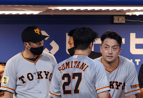 ヤクルト対巨人 2回裏を終え、炭谷(右から2人目)とベンチで話し込む沢村(右端)(撮影・狩俣裕三)
