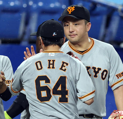 ヤクルト対巨人 4回裏を終え、大江(手前)を迎える沢村(撮影・狩俣裕三)
