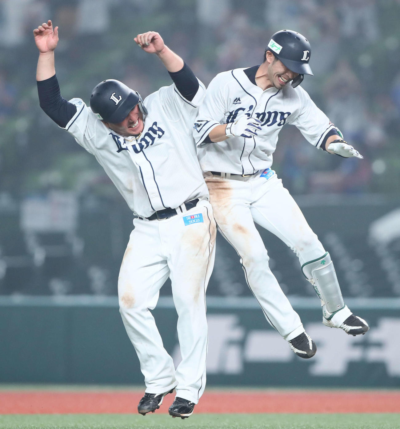 9回裏西武1死一、二塁、サヨナラ打の外崎（右）は山川とヒップタッチ（撮影・足立雅史）