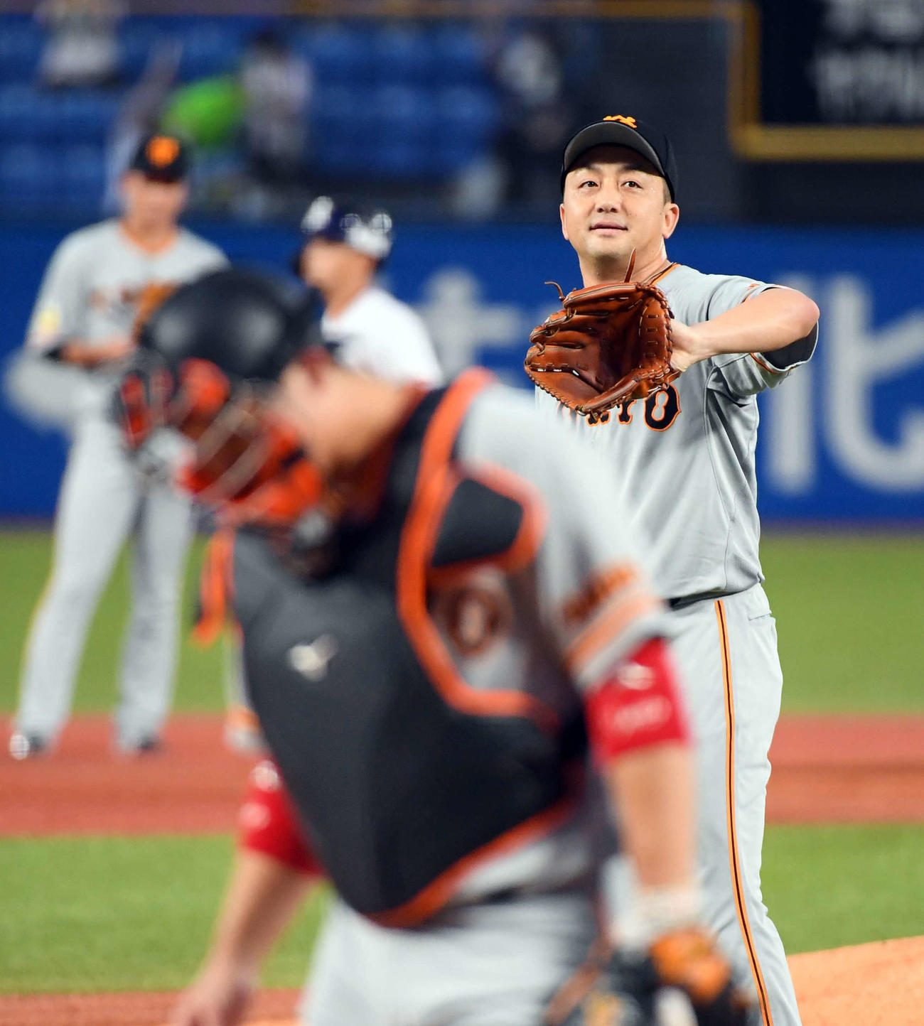 ヤクルト対巨人　1回裏1死二塁、青木に勝ち越しの2点本塁打を浴びる巨人の先発沢村（撮影・たえ見朱実）