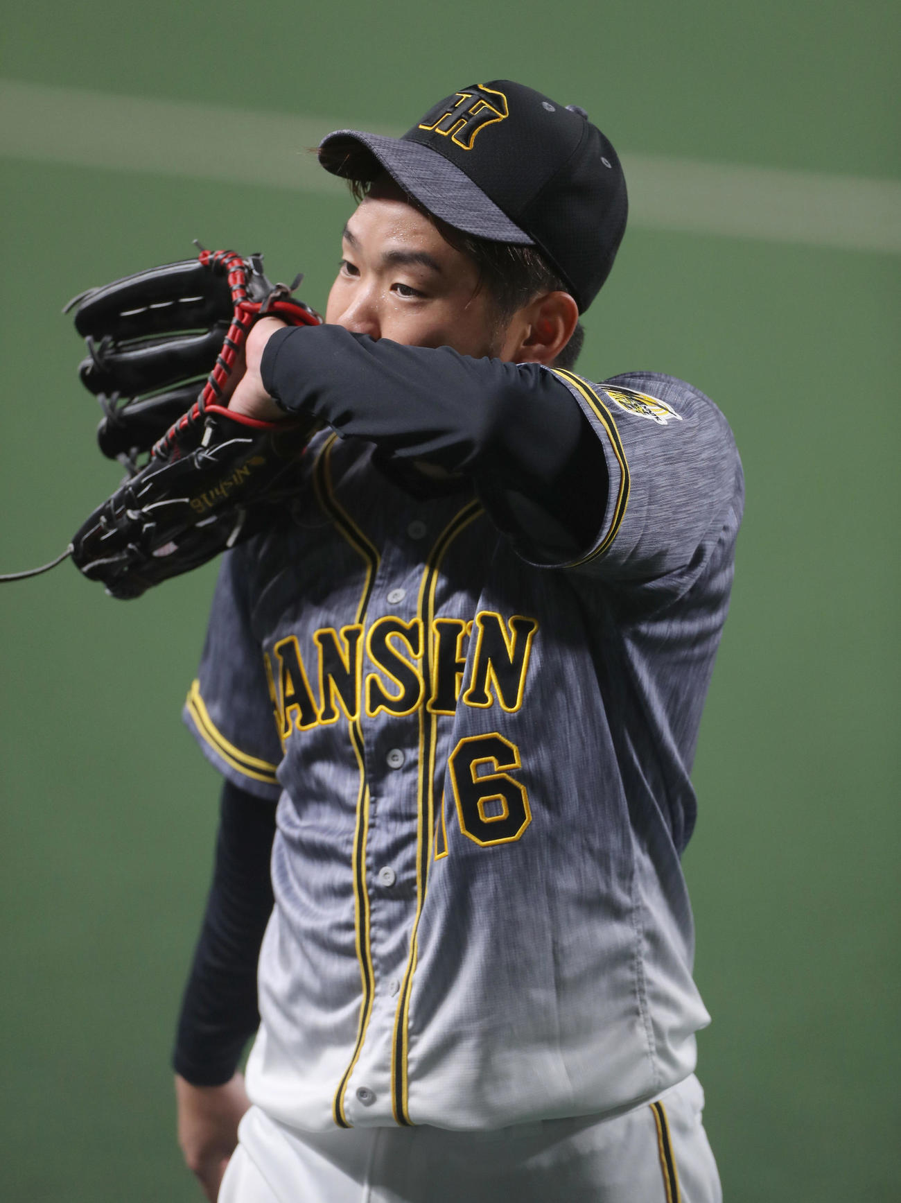 2回を投げ終え、汗をぬぐいながらながらベンチへ戻る西勇（撮影・前田充）