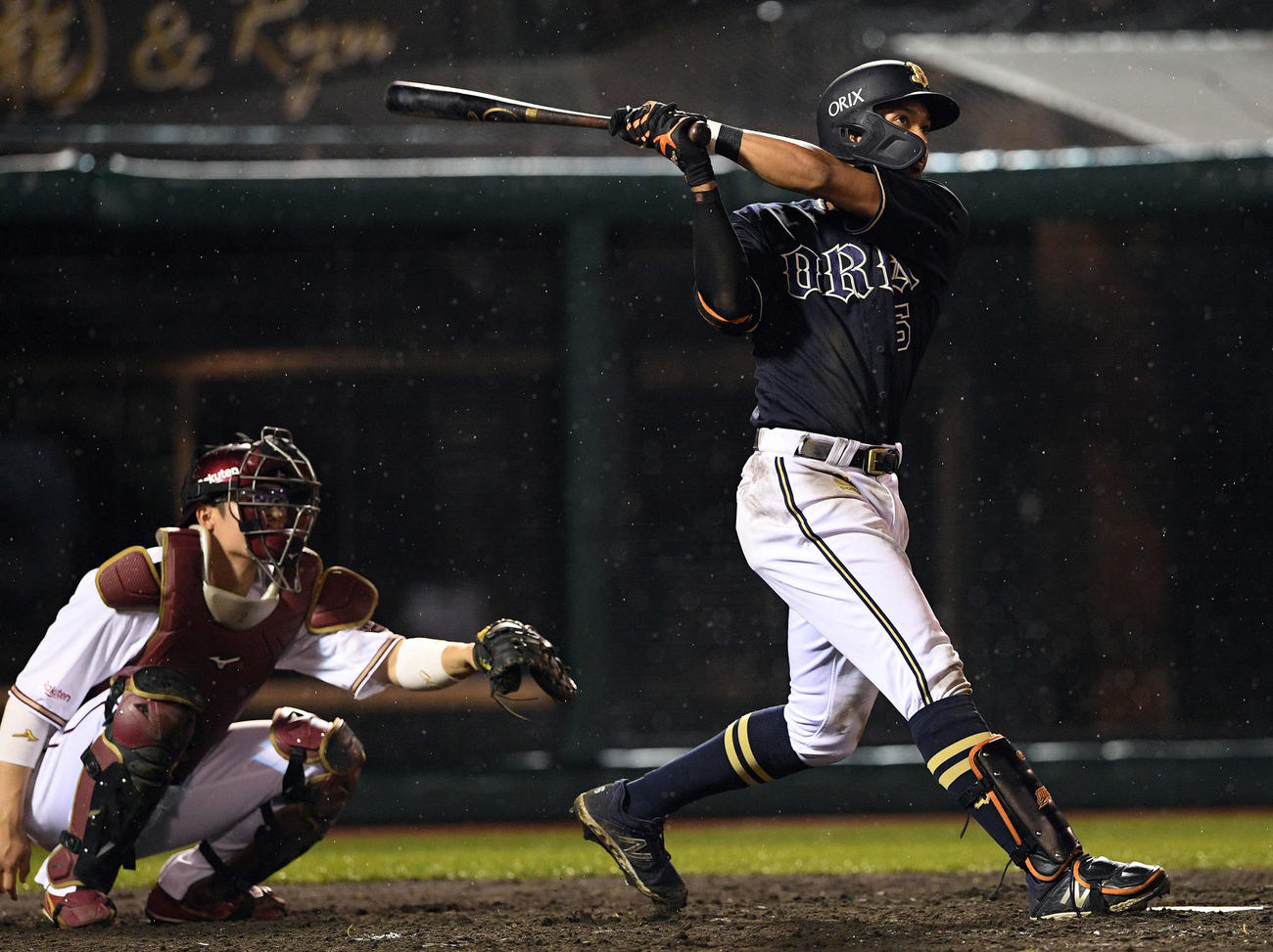楽天対オリックス　9回表オリックス無死、宗は右越えランニング本塁打を放つ（撮影・滝沢徹郎）