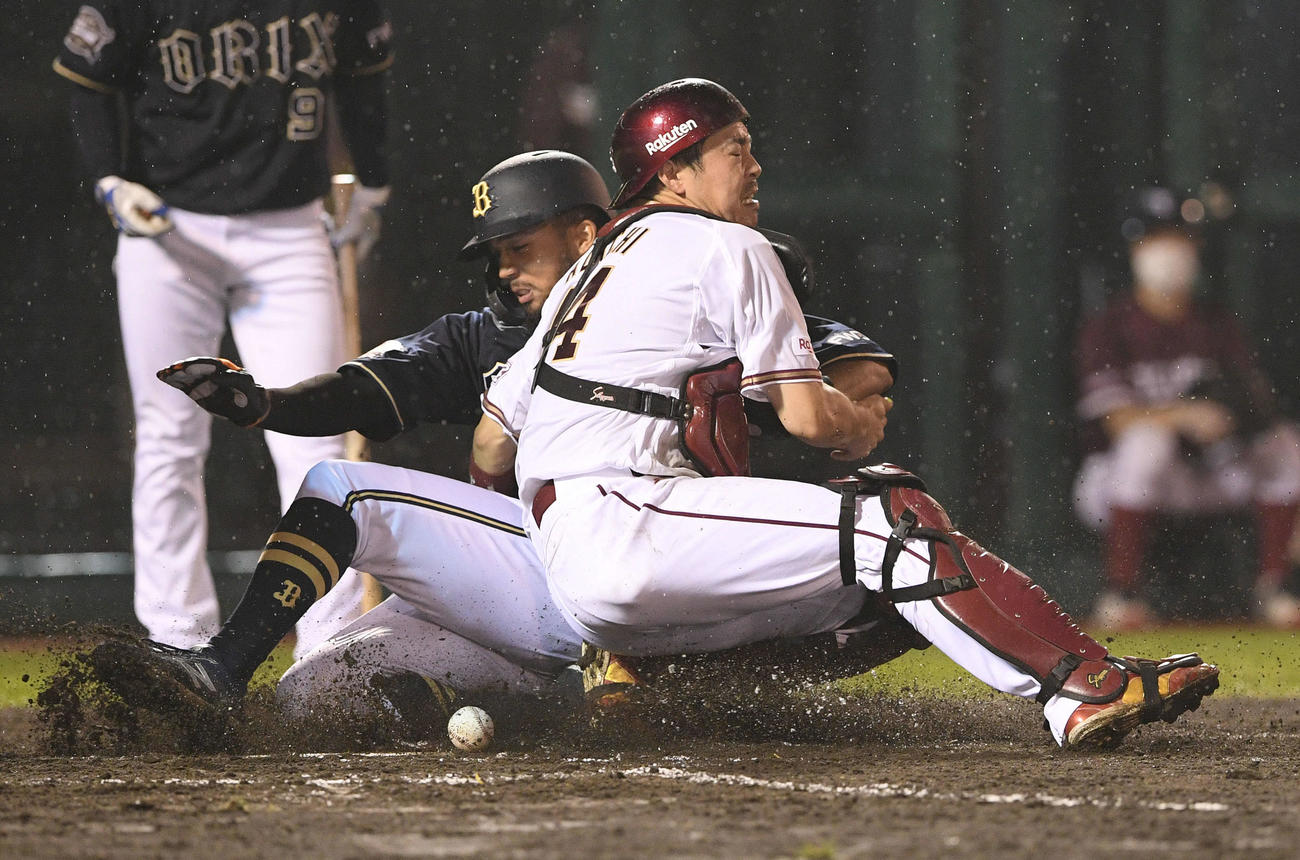 楽天対オリックス　7回裏オリックス2死一、三塁、重盗で勝ち越しの本盗を決める三走宗（左）。捕手足立（撮影・滝沢徹郎）