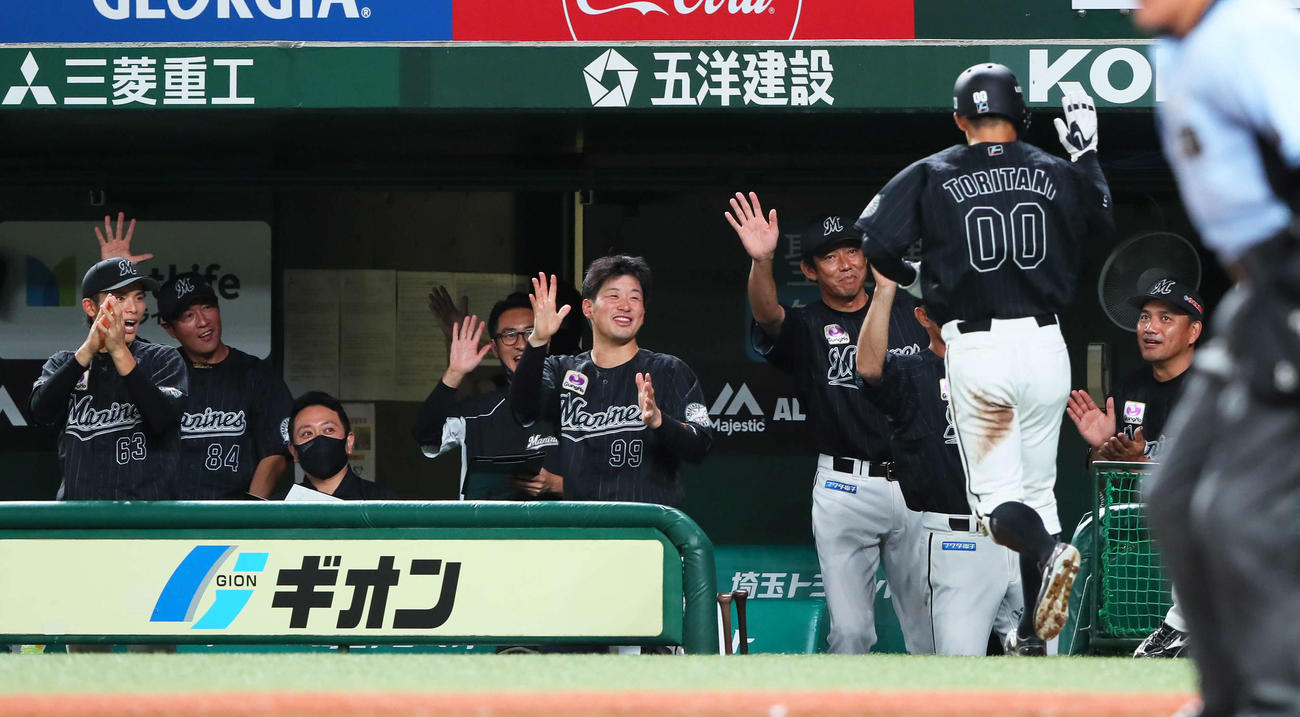 西武対ロッテ　8回表ロッテ1死三塁、井上晴哉の中前適時打で生還した鳥谷（右から2人目）を拍手で迎える井口監督（右端）ら（撮影・足立雅史）