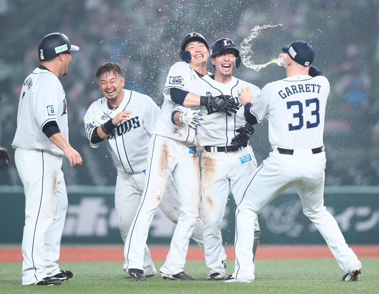 9回裏西武1死一、二塁、サヨナラ打の外崎（右から2人目）はナインから手荒い祝福を受ける（撮影・足立雅史）