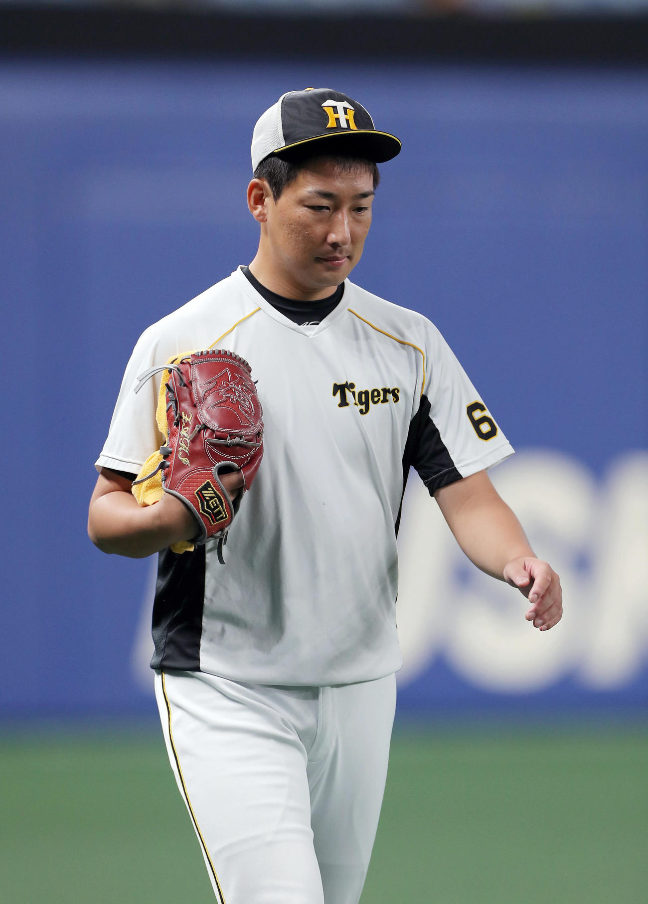 中日対阪神　グラウンドから引き揚げる阪神岩崎（撮影・前田充）