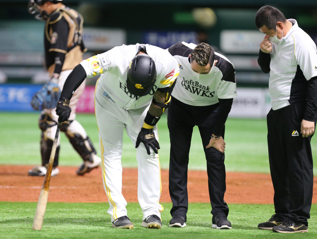 24日のソフトバンク対日本ハム3回裏ソフトバンク2死二塁、バレンティンは自打球を受け痛そうな表情（撮影・屋方直哉）
