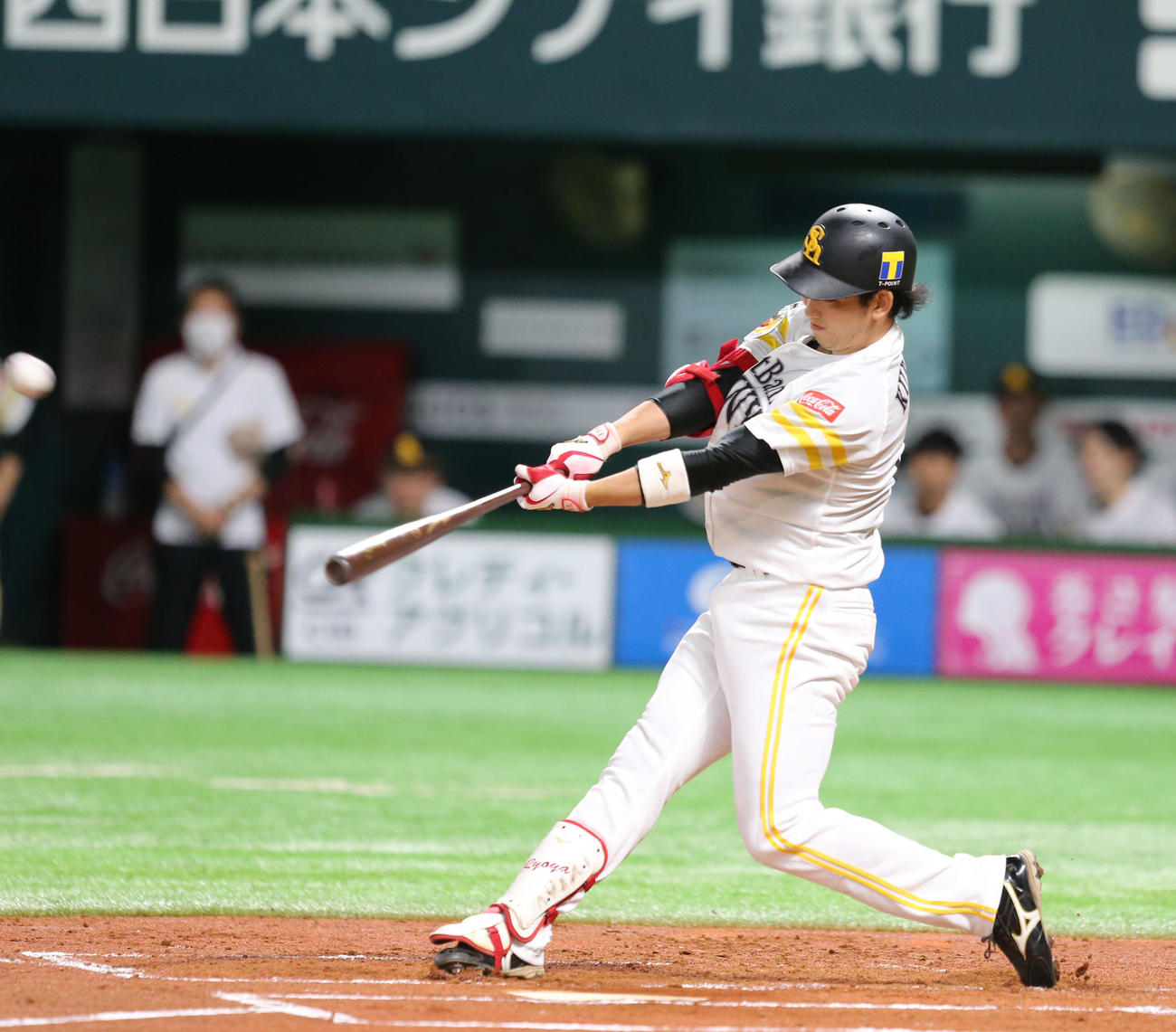 ソフトバンク対日本ハム　1回裏ソフトバンク1死満塁、栗原陵矢は右越えに満塁弾を放つ（撮影・屋方直哉）