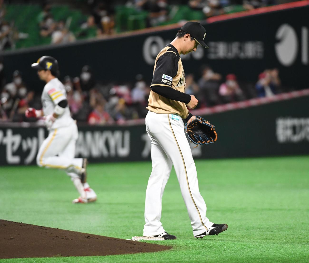 ソフトバンク対日本ハム　1回裏ソフトバンク1死満塁、先発の村田は栗原に満塁本塁打を浴びる（撮影・今浪浩三