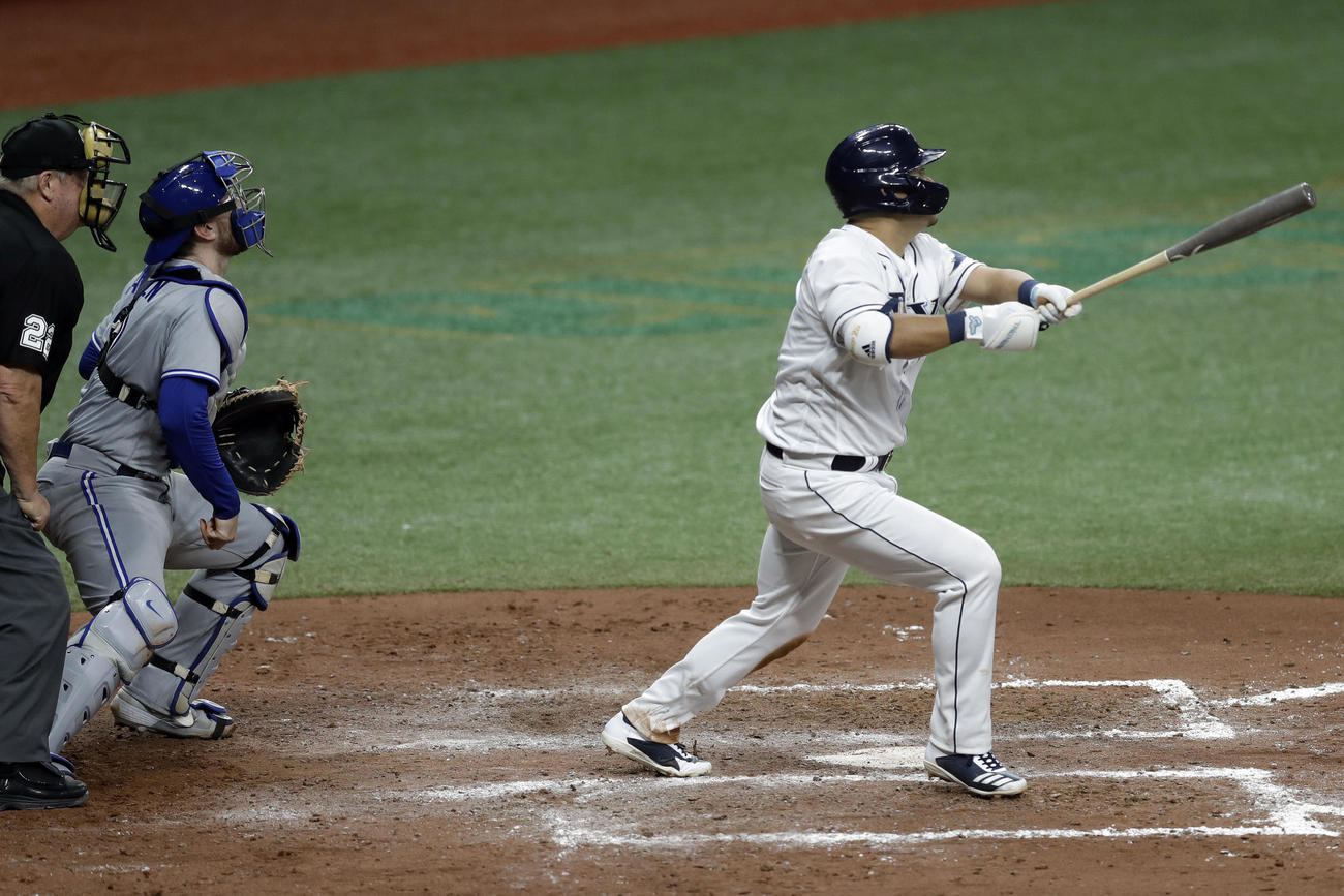 第3打席で左中間へメジャー初安打初本塁打となる2ランを放ったレイズ筒香（AP）