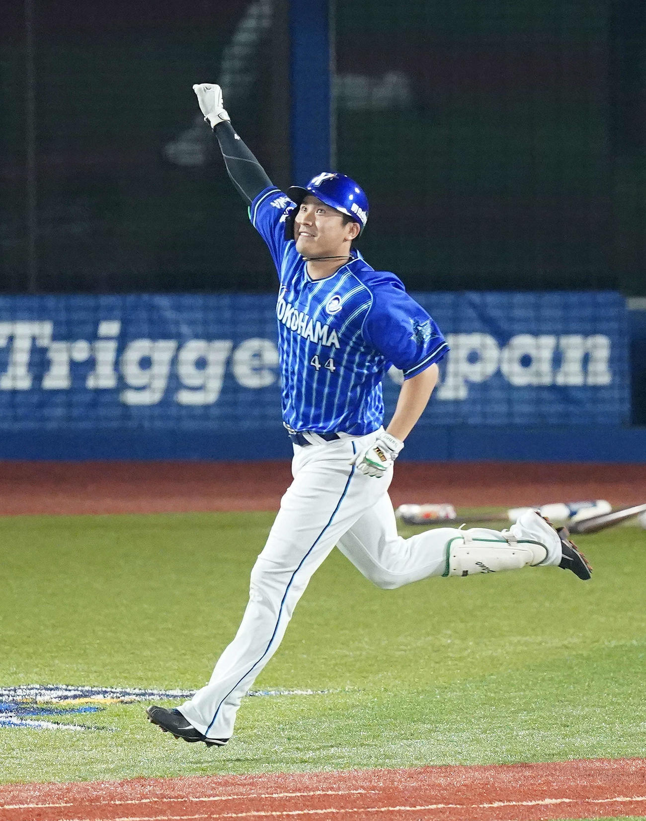 24日、サヨナラ満塁本塁打を放ちガッツポーズの佐野（撮影・江口和貴）