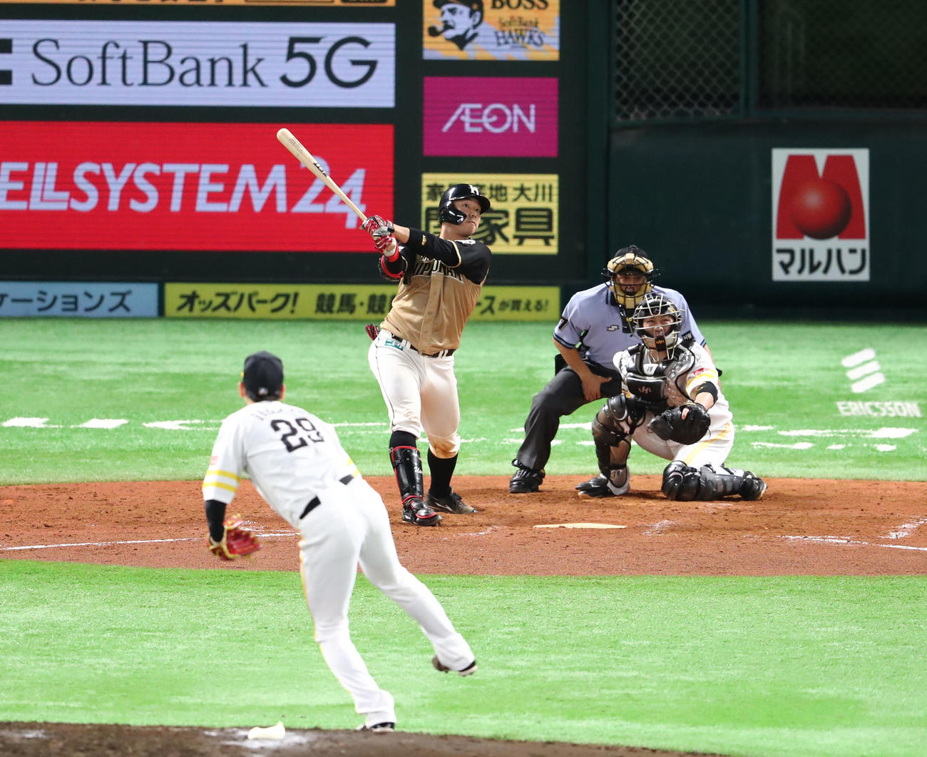 ソフトバンク対日本ハム　5回表日本ハム1死一塁、宇佐美は左越え2点本塁打を放つ（撮影・梅根麻紀）