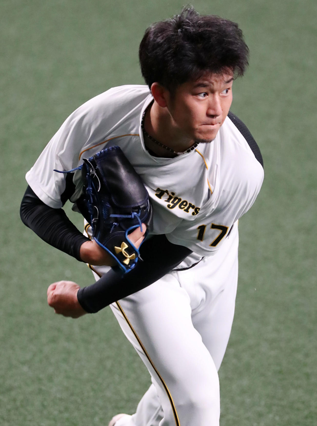 中日対阪神　練習でキャッチボールする岩貞祐太（撮影・加藤哉）