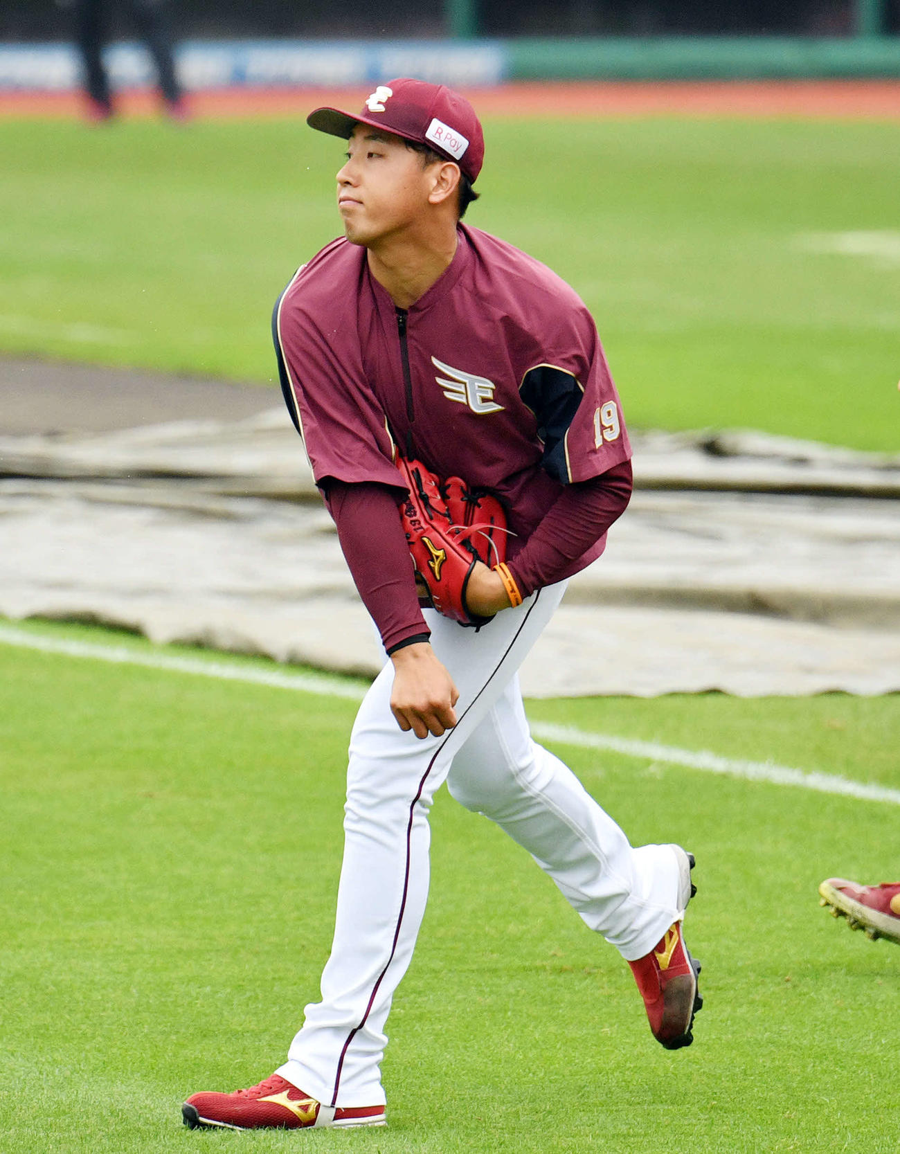 楽天対オリックス　試合前練習のキャッチボールで調整する楽天藤平（撮影・滝沢徹郎）