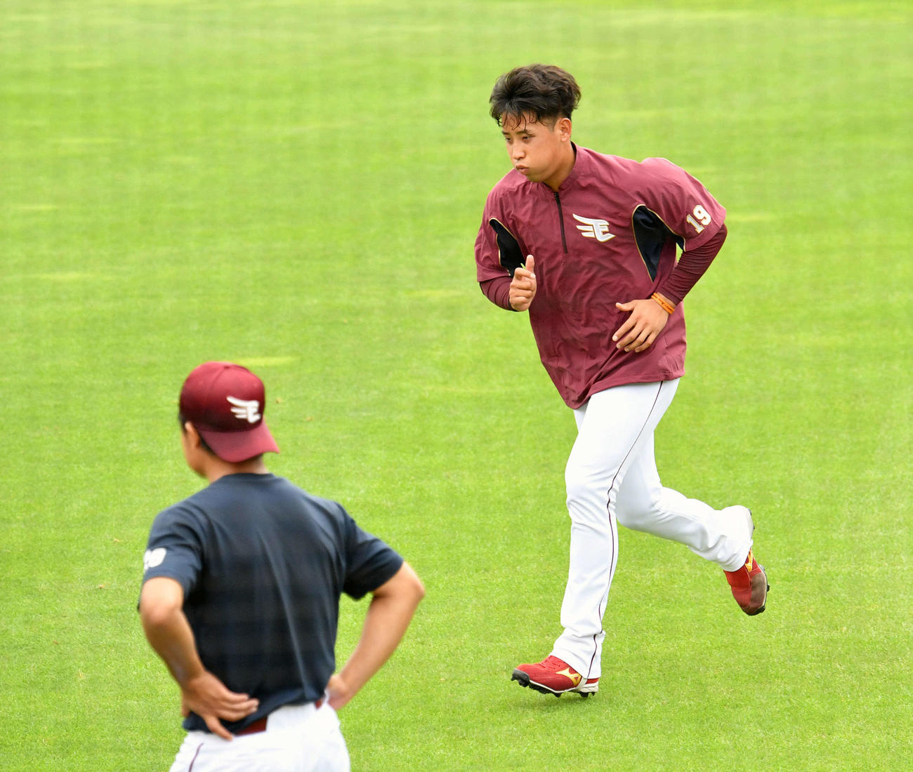 楽天対オリックス　試合前練習で調整する楽天藤平（右）（撮影・滝沢徹郎）