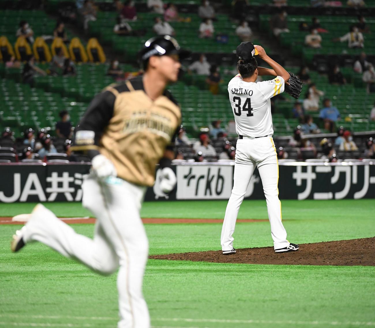 7回表日本ハム2死一、三塁、椎野新は中田翔に勝ち越しの3点本塁打を浴びる（撮影・今浪浩三）