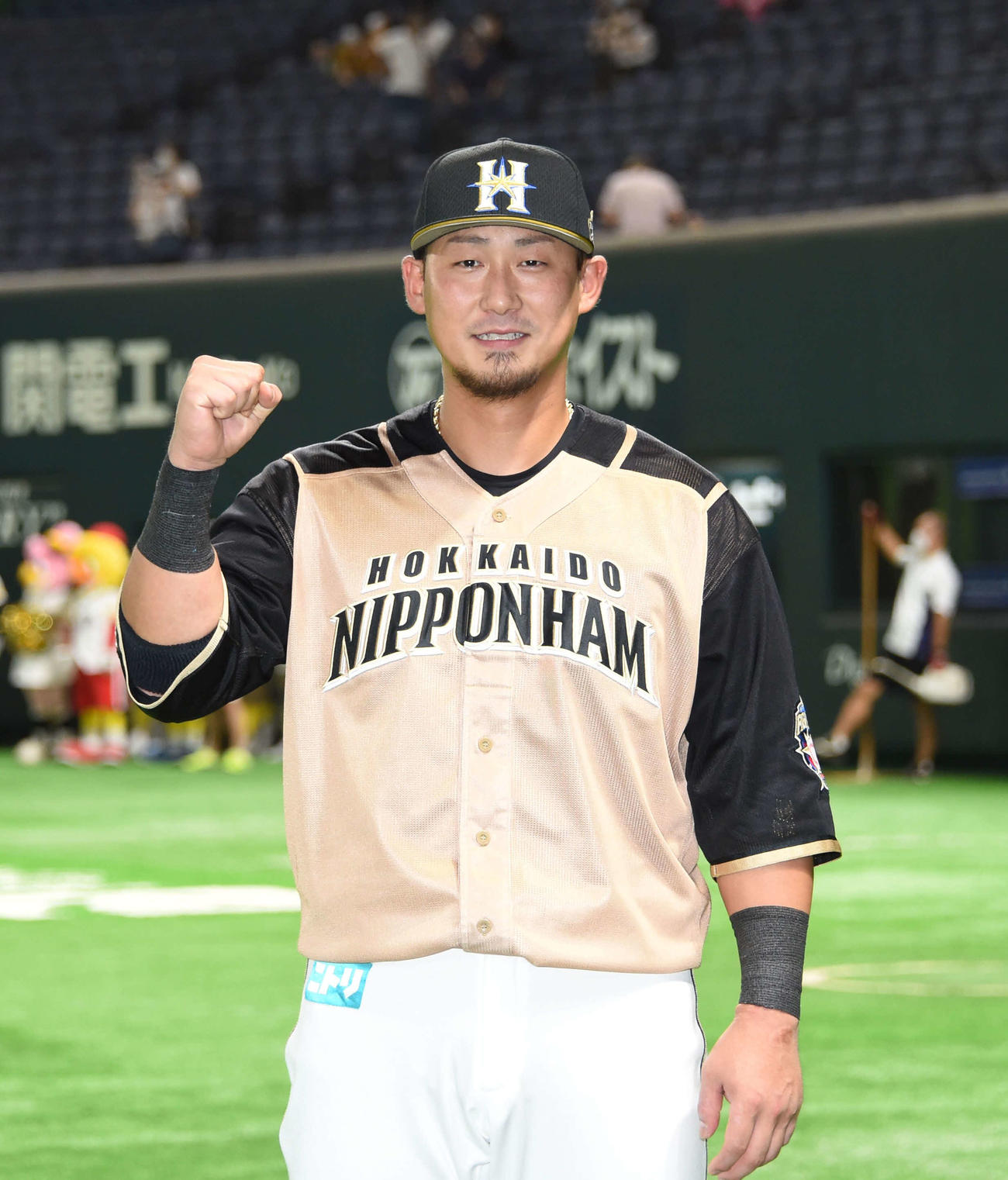ソフトバンク対日本ハム　ヒーローインタビュー後ガッツポーズをする中田（撮影・今浪浩三）