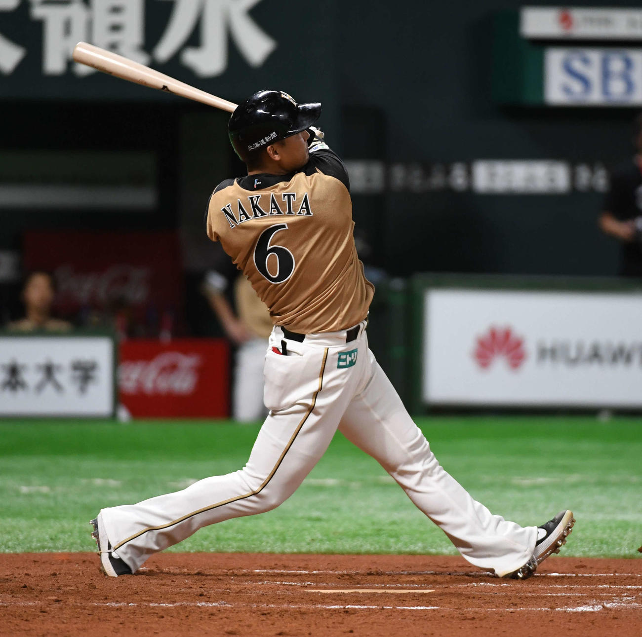 ソフトバンク対日本ハム　7回表日本ハム2死一、三塁、中田は左越えに勝ち越しの3点本塁打を放つ（撮影・今浪浩三）