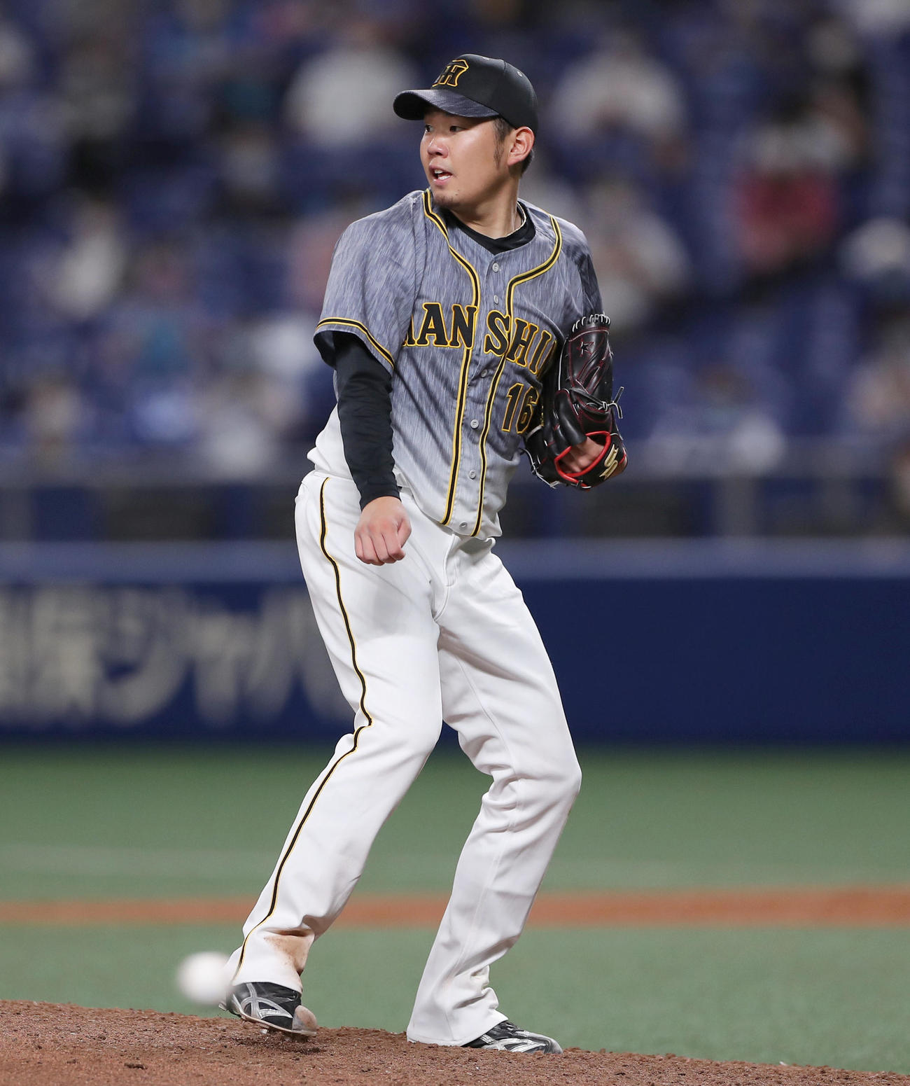 中日対阪神7回戦　7回裏中日2死三塁、井領雅貴の遊撃内野安打で失点する西勇輝（撮影・前田充）