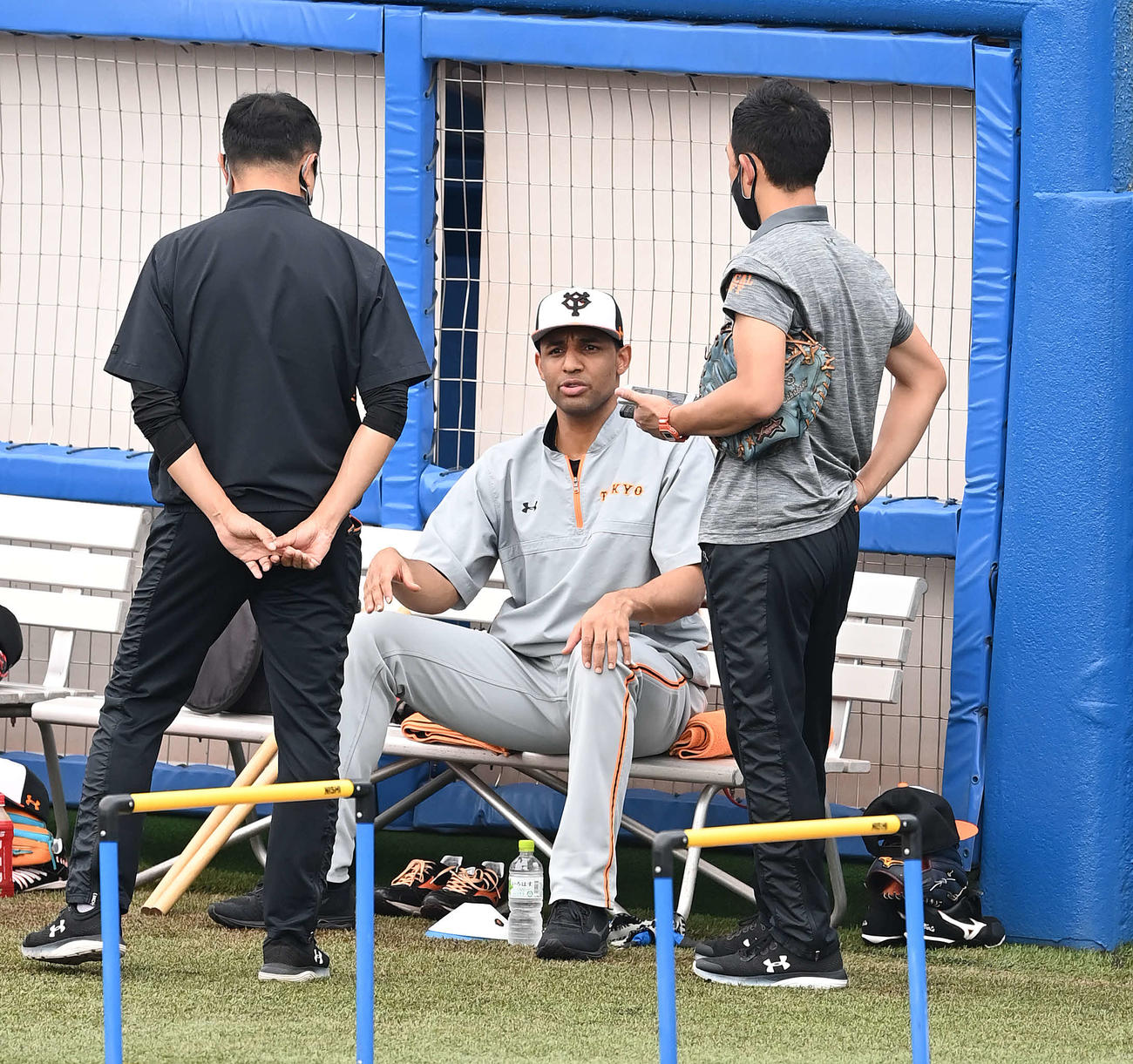 ヤクルト対巨人　試合前練習でのキャッチボール後、スタッフと話す巨人サンチェス（中央）（撮影・鈴木みどり）