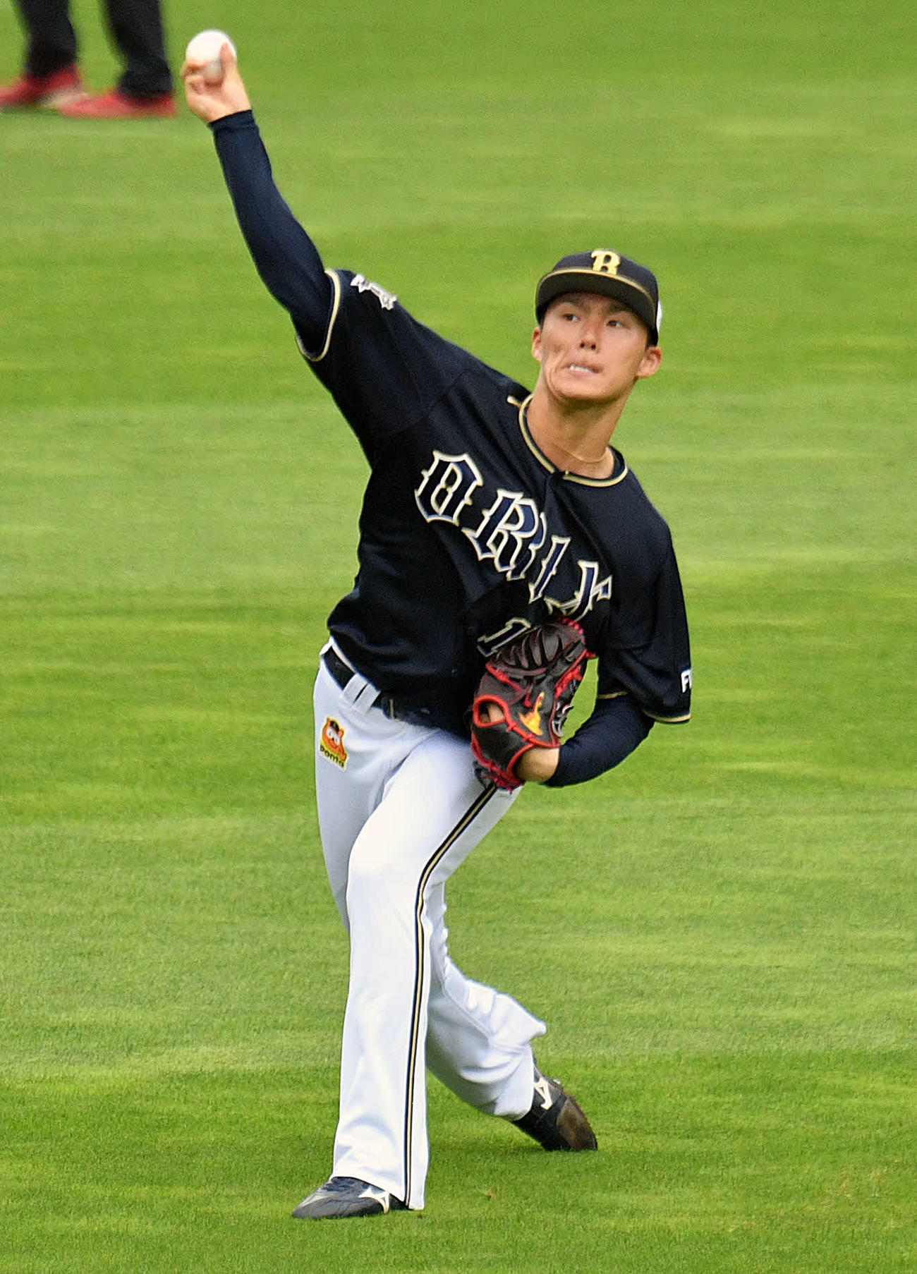 楽天対オリックス　試合前練習のキャッチボールで調整するオリックス山本（撮影・滝沢徹郎）