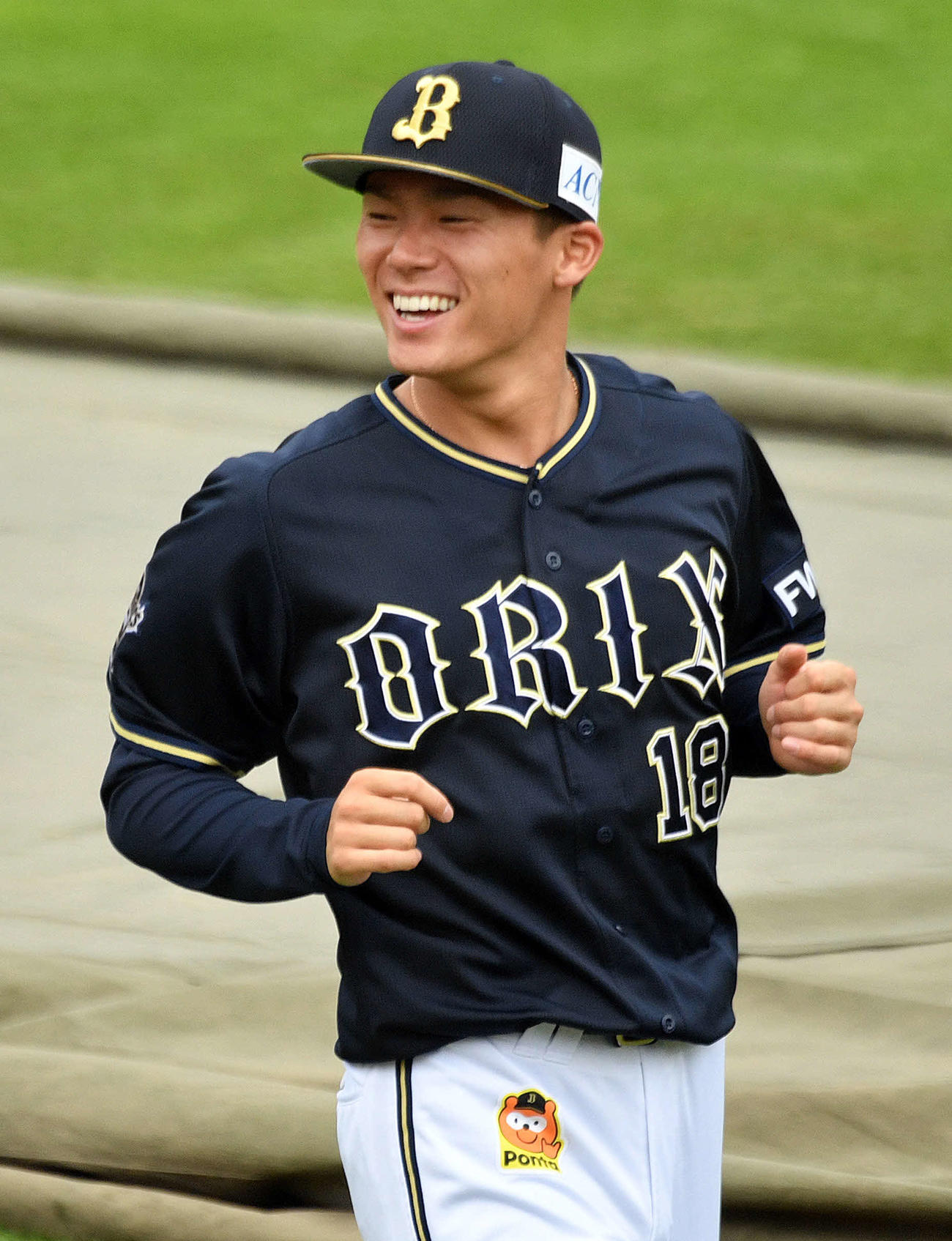 楽天対オリックス　試合前練習で笑顔のオリックス山本（撮影・滝沢徹郎）