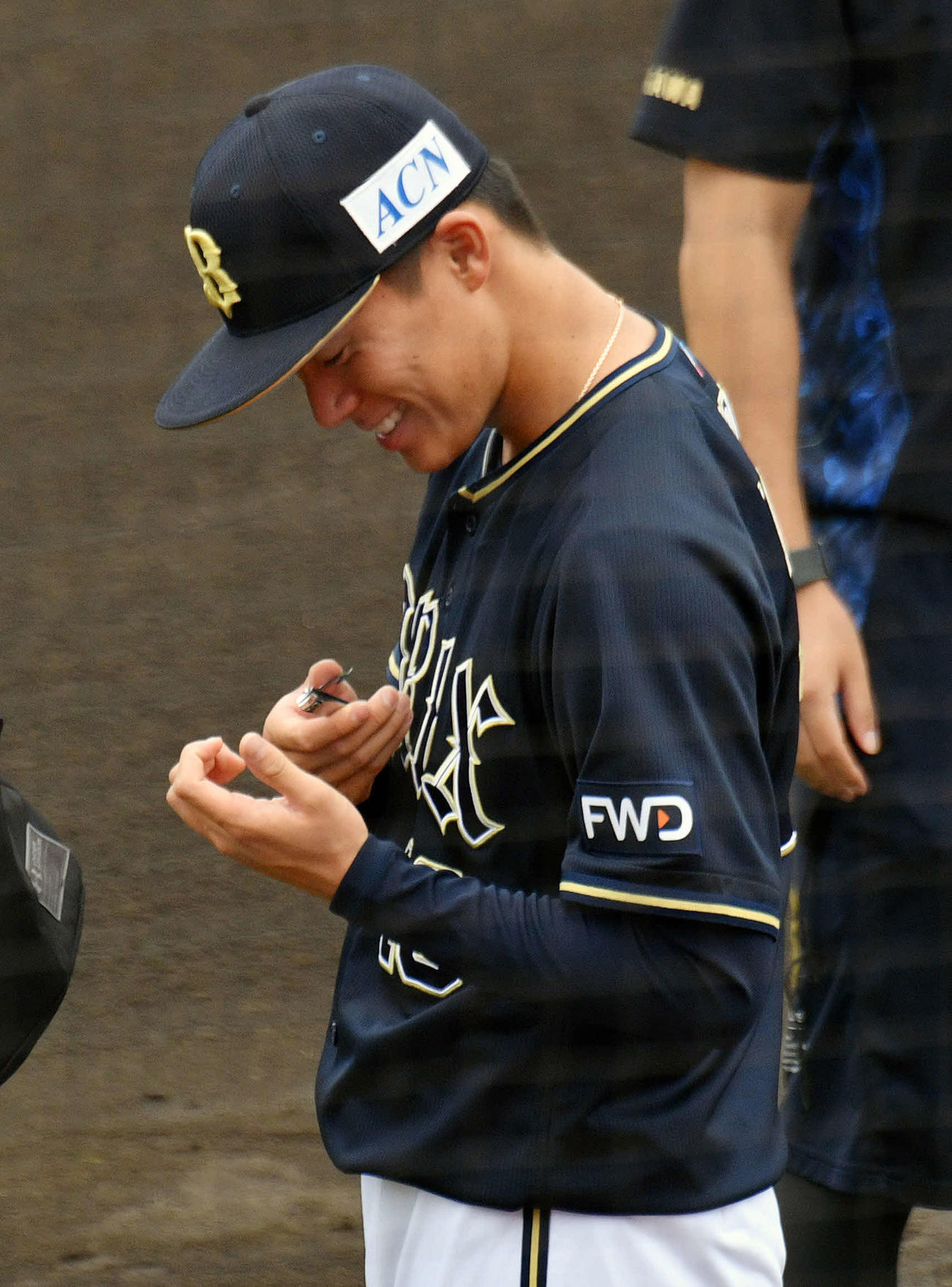 楽天対オリックス　試合前練習で爪の手入れをするオリックス山本（撮影・滝沢徹郎）