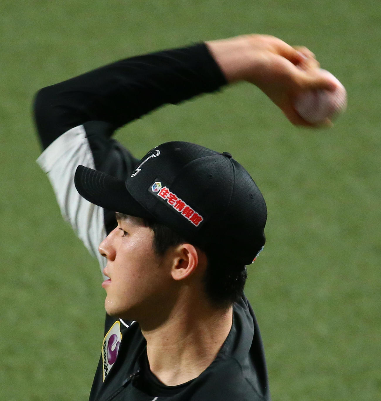 キャッチボールで調整するロッテ佐々木朗（撮影・足立雅史）