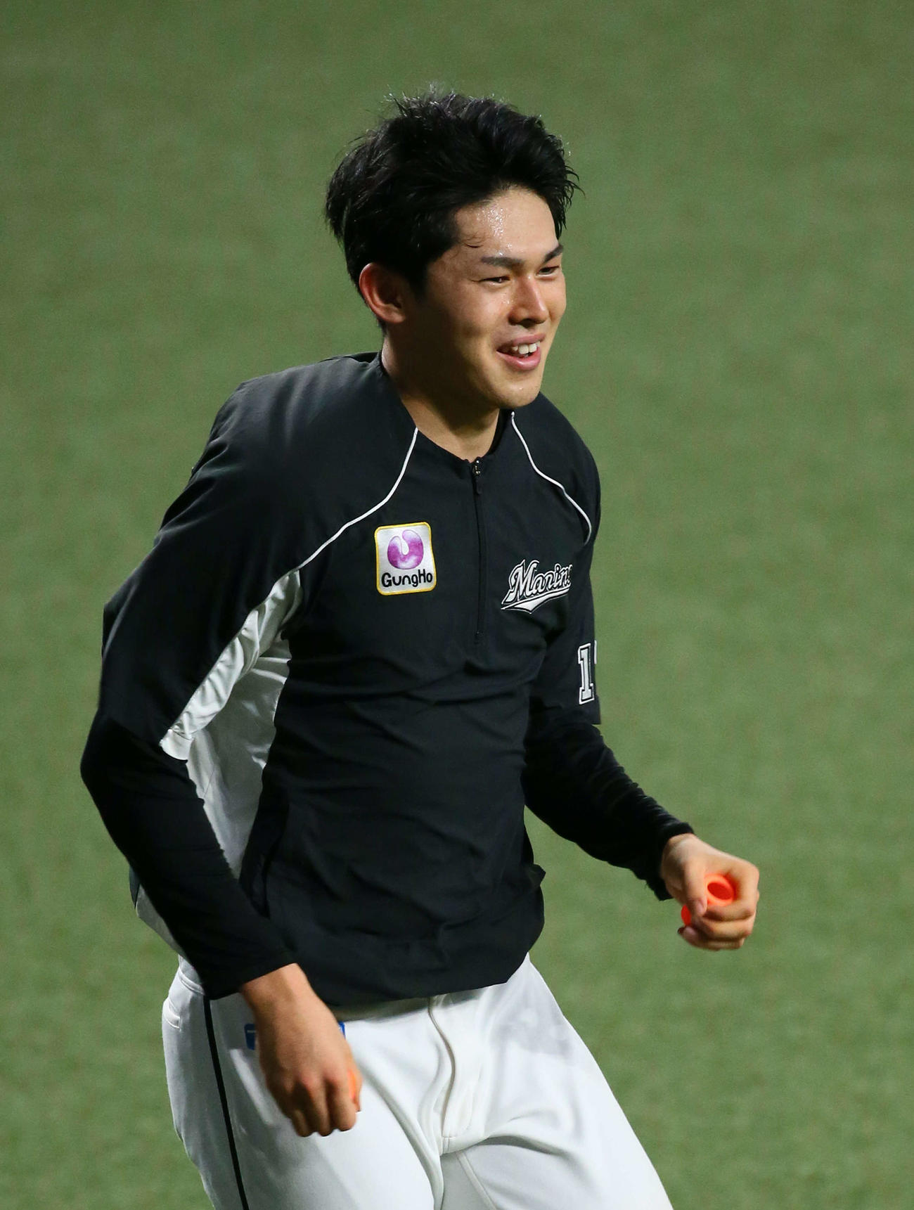 西武対ロッテ　練習中、笑顔を見せるロッテ佐々木朗（撮影・足立雅史）