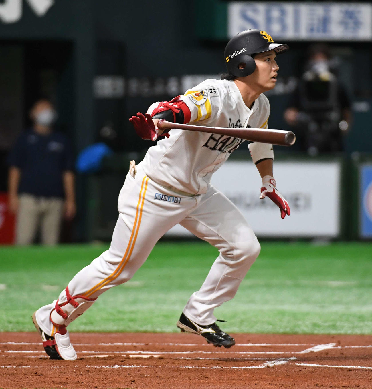 栗原はプロ初となる右越え満塁本塁打を放つ（撮影・今浪浩三）