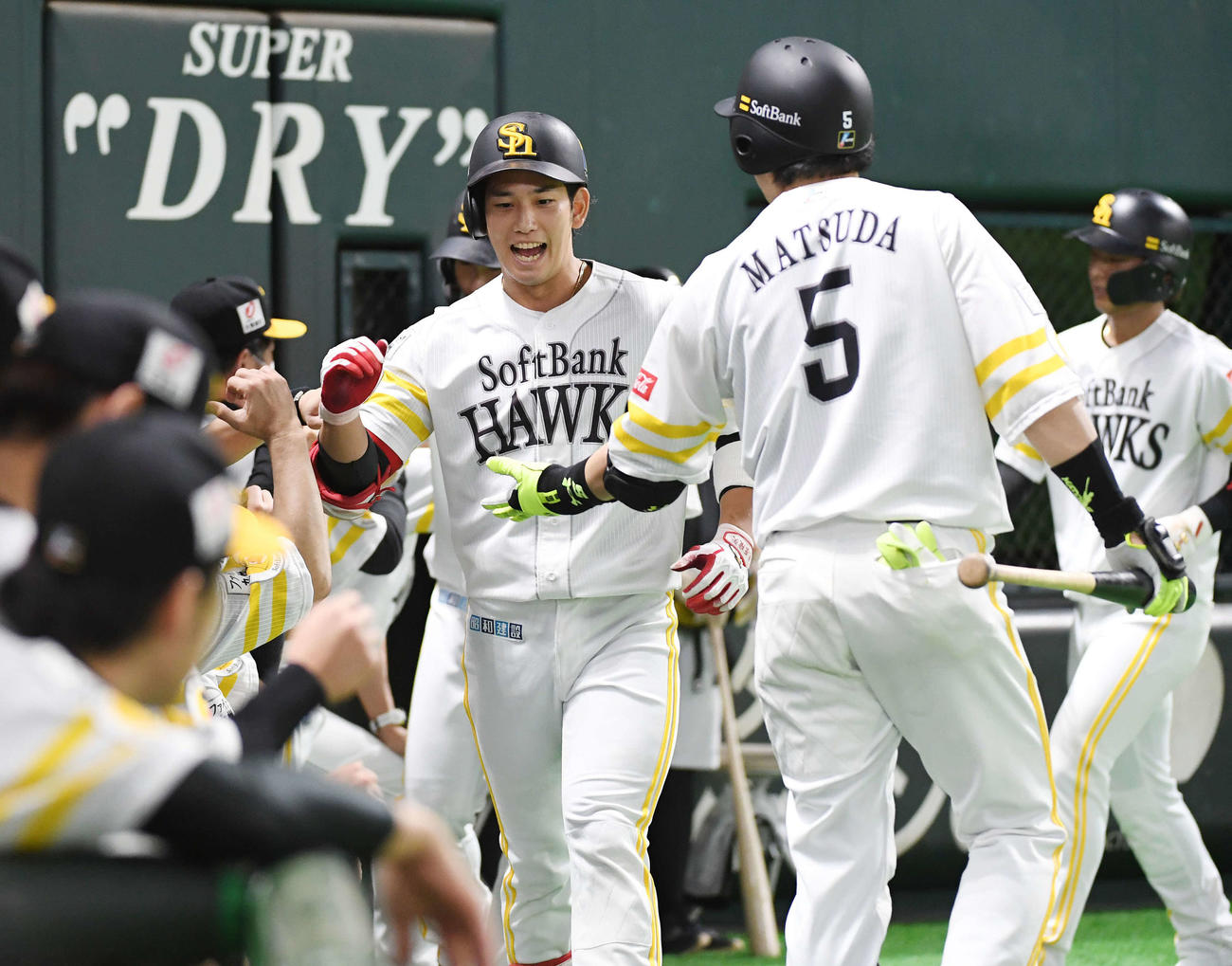 栗原はプロ初となる右越え満塁本塁打を放ちナインに迎えられる（撮影・今浪浩三）
